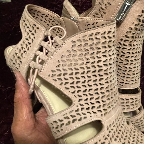 Shoes - Picture 4 of 11